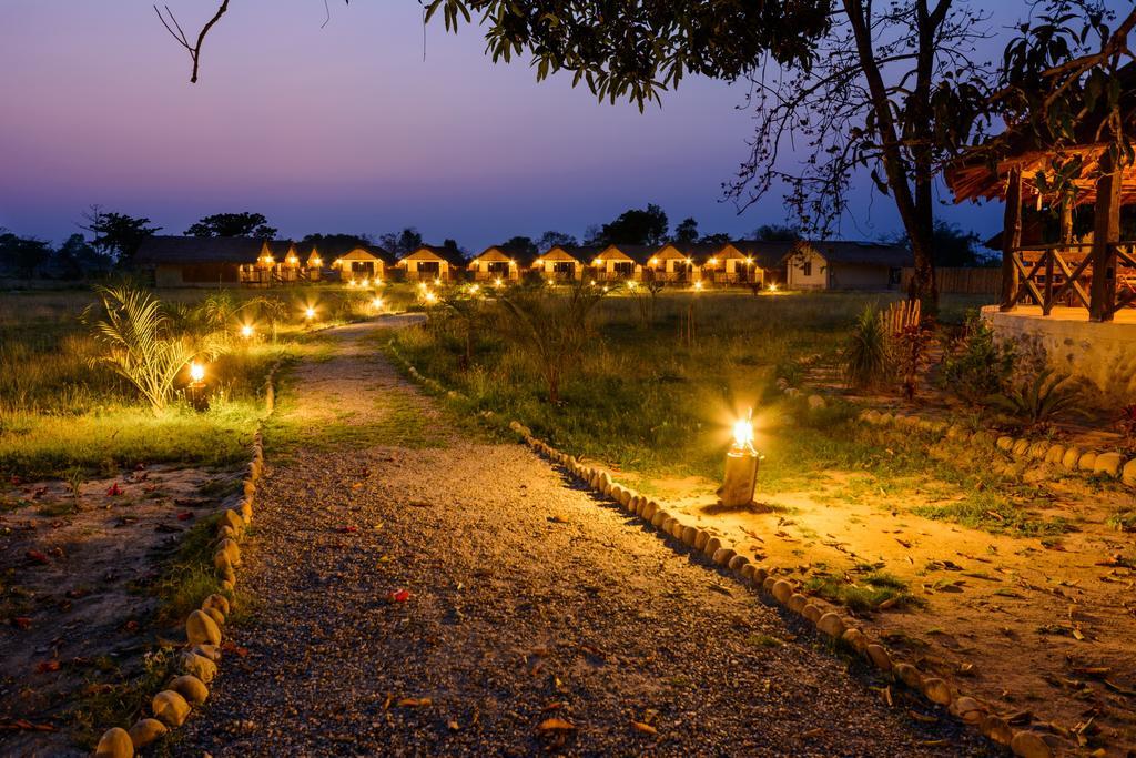 Sarang Wildlife Sanctuary Hotel Meghauli Bagian luar foto