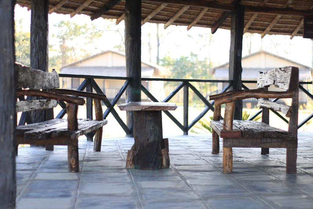 Sarang Wildlife Sanctuary Hotel Meghauli Bagian luar foto